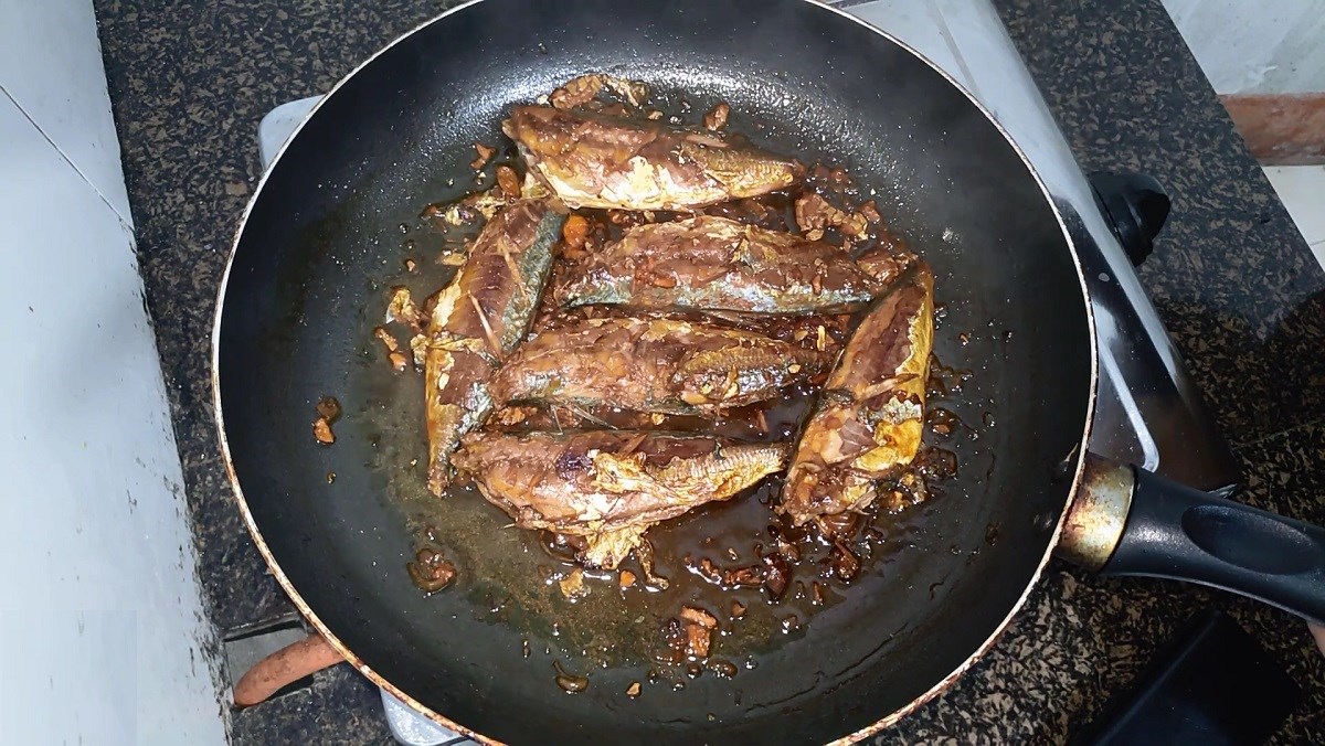 Cá nục kho nghệ