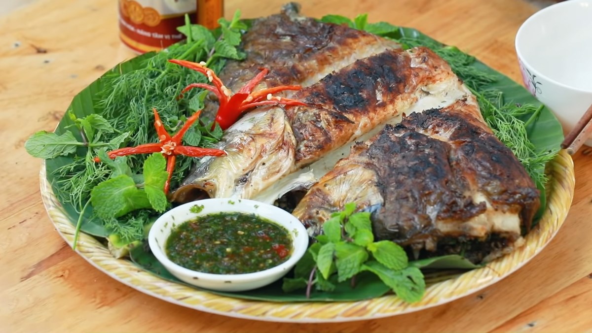 Cá nướng pa pỉnh tộp bằng bếp than