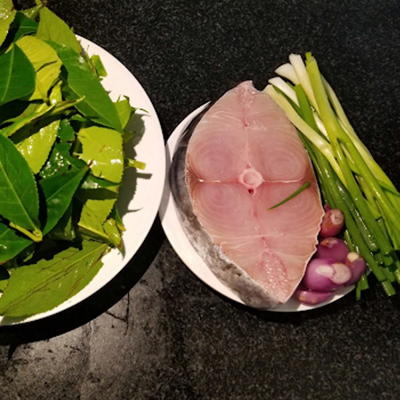 Bước 1 Sơ chế cá thu và các nguyên liệu Cá thu kho trà xanh