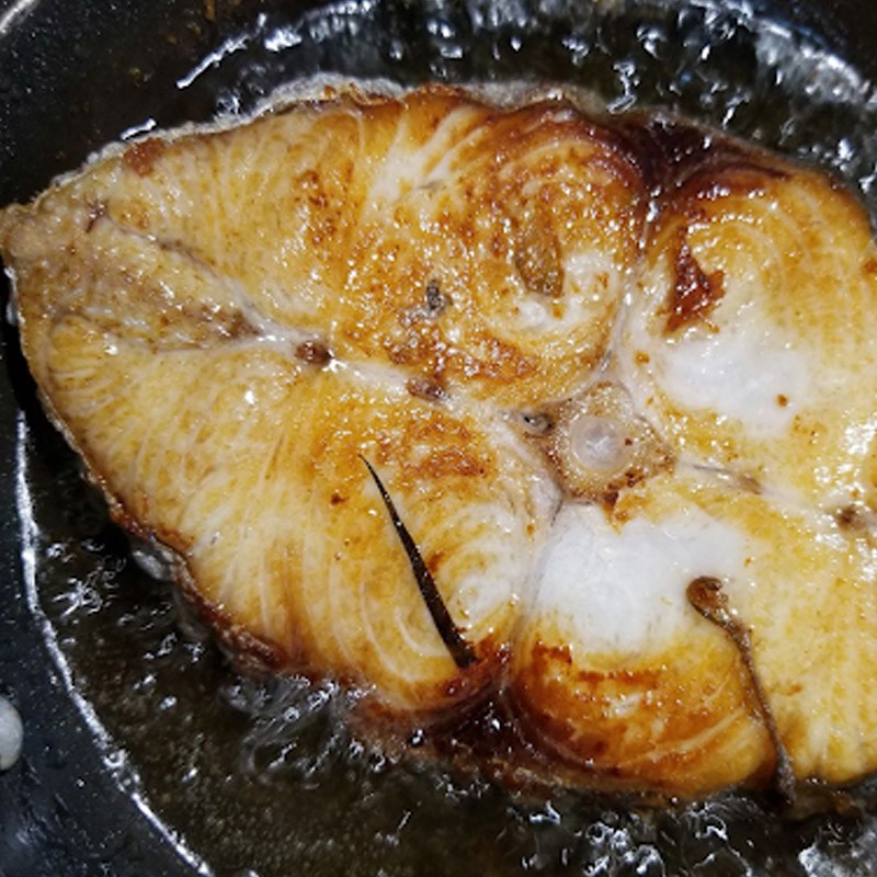 Bước 2 Chiên cá Cá thu kho trà xanh