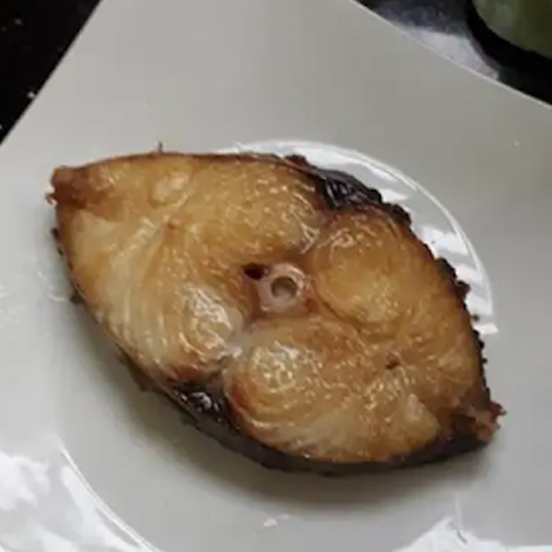 Bước 2 Chiên cá Cá thu kho trà xanh