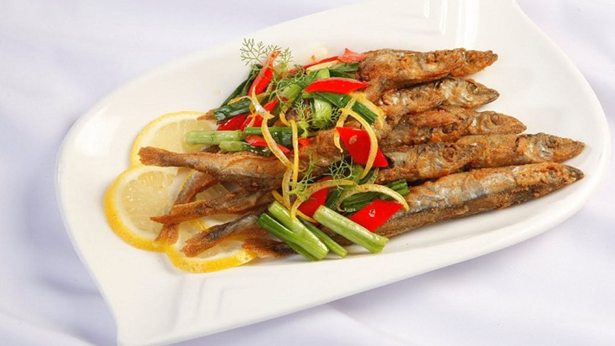 Cá trứng chiên bơ tỏi