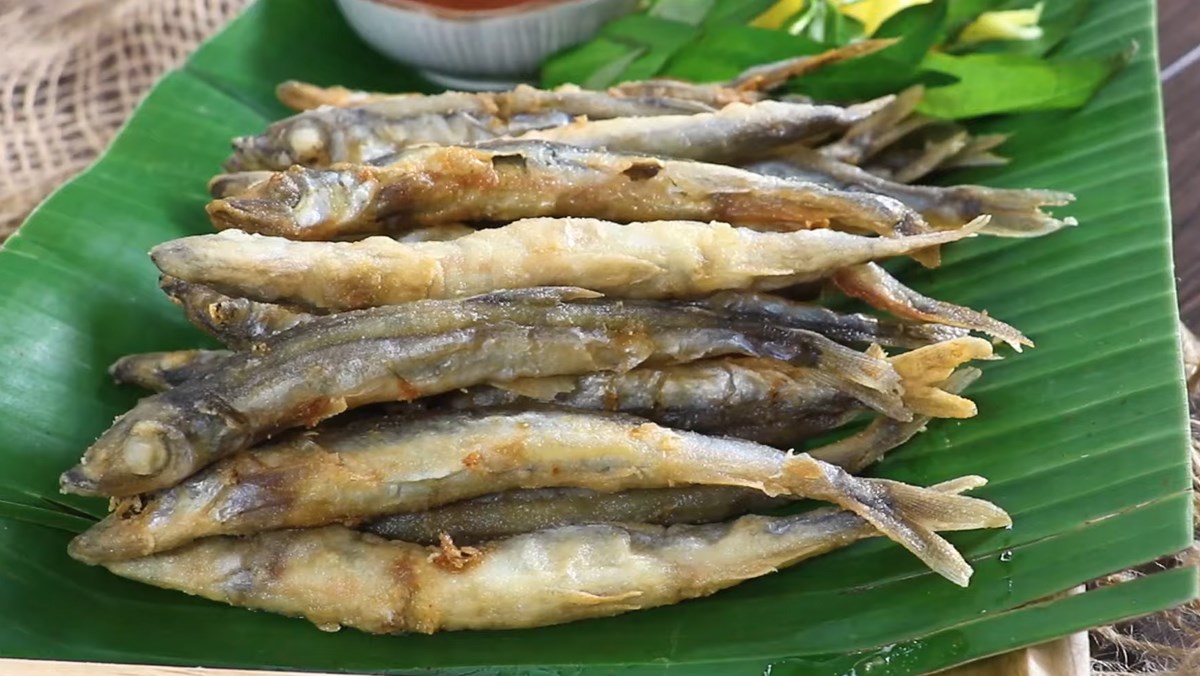Cá trứng chiên giòn chấm mắm me