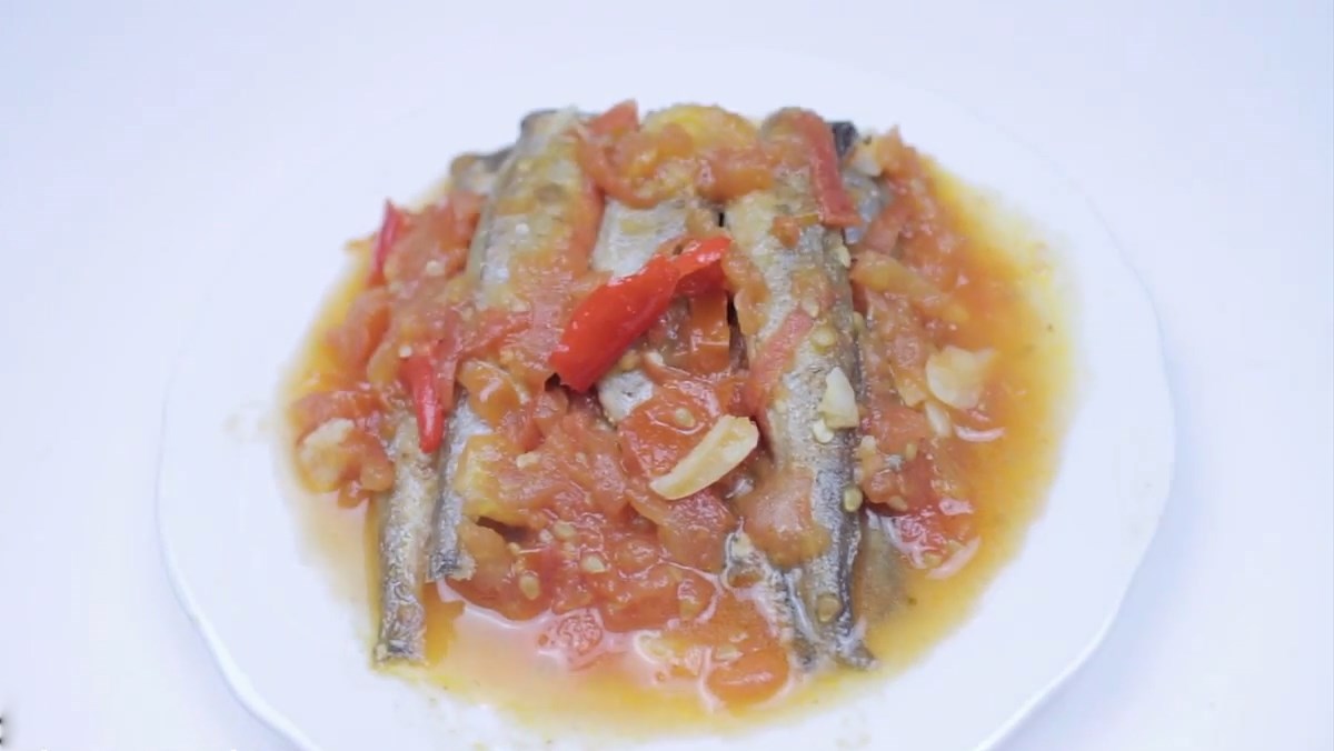 Cá trứng chiên giòn sốt cà chua
