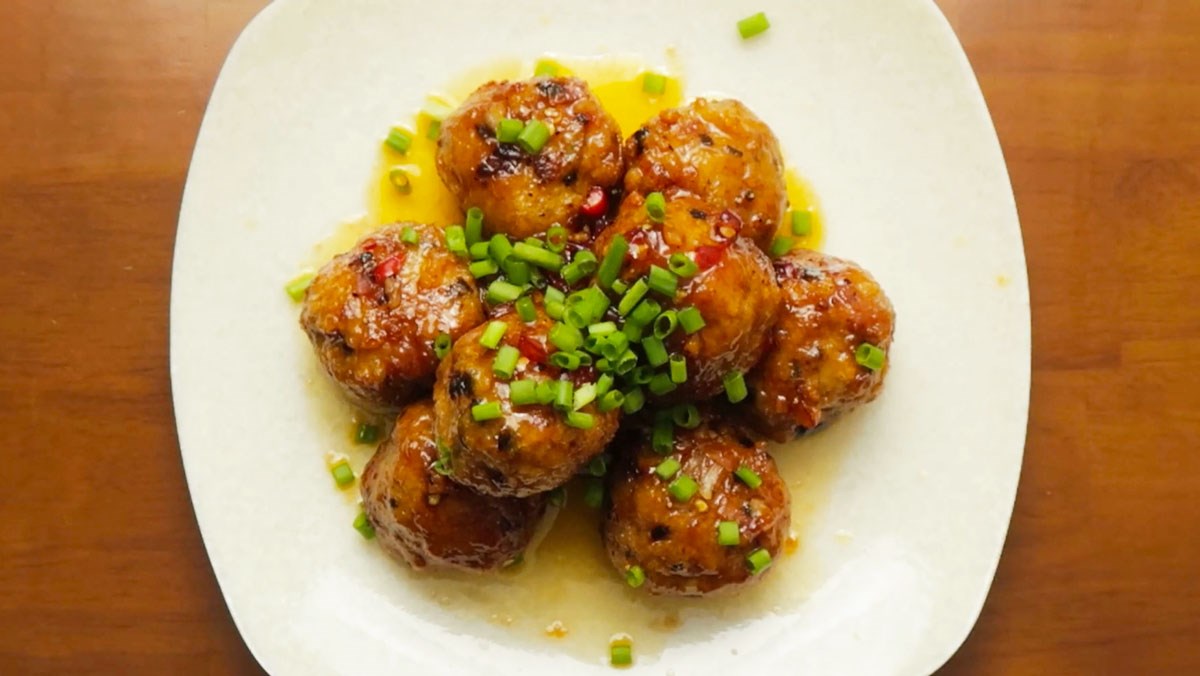 Cá viên trứng cút chiên nước mắm