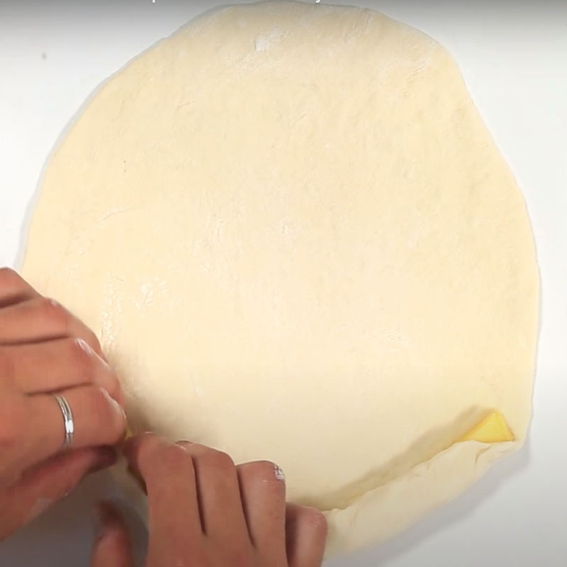 Bước 3 Cán và tạo viền bánh Pizza xúc xích viền phô mai