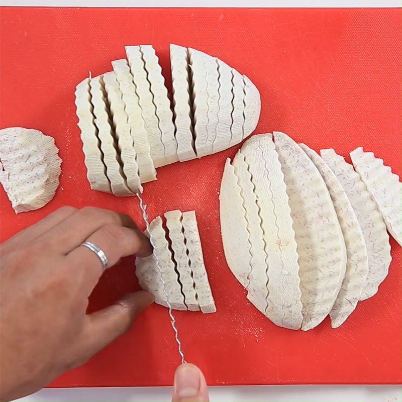 Bước 1 Cắt khoai môn Snack khoai môn lắc phô mai