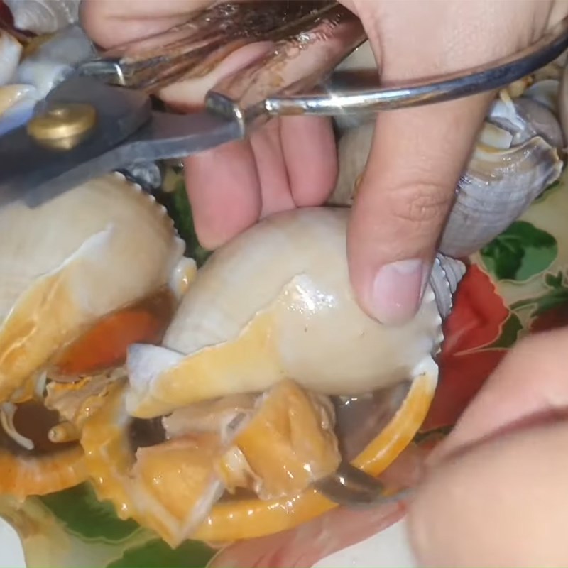 Bước 5 Cắt ốc đã hấp Ốc tỏi nướng nước mắm
