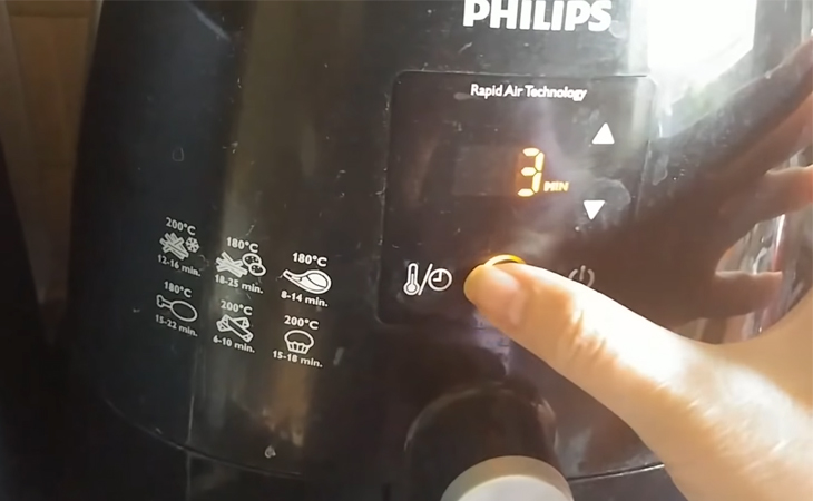 Bước 1 Làm nóng nồi chiên Bánh phồng tôm bằng nồi chiên không dầu