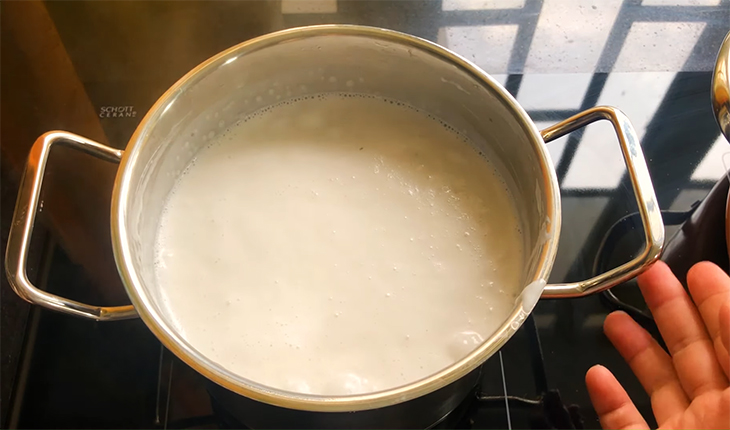 Bước 3 Nấu nước cốt dừa Chuối xào dừa