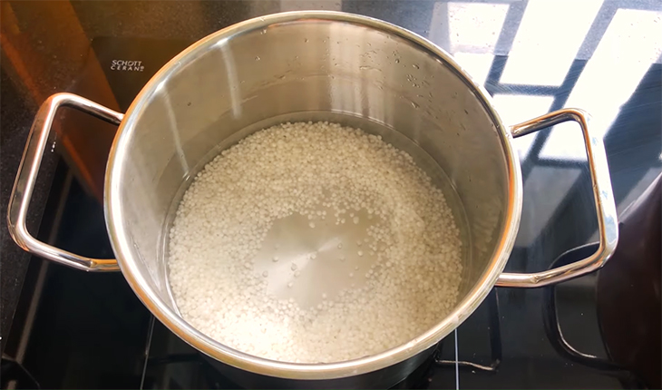 Bước 2 Luộc bột báng và luộc bột khoai Chuối xào dừa