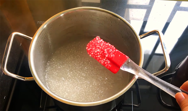 Bước 2 Luộc bột báng và luộc bột khoai Chuối xào dừa