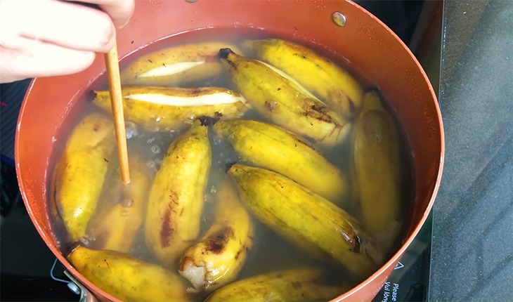 Bước 1 Sơ chế nguyên liệu Chuối xào dừa
