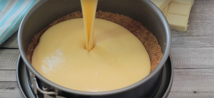 Bước 5 Cho các nguyên liệu vào khuôn đế rời Cheesecake xoài