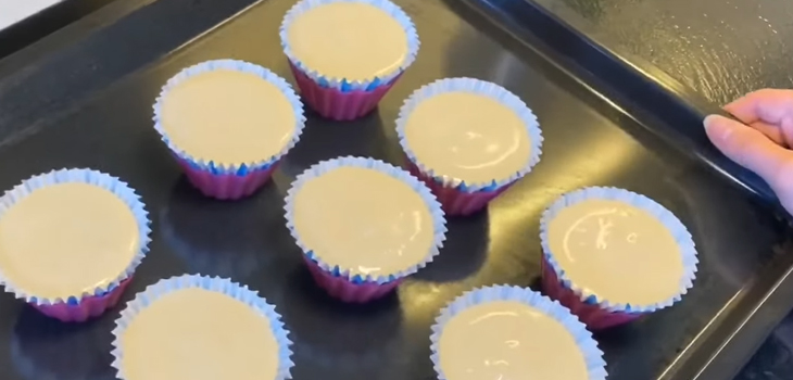 Bước 5 Đổ khuôn và nướng bánh Bánh cupcake bông lan mật ong