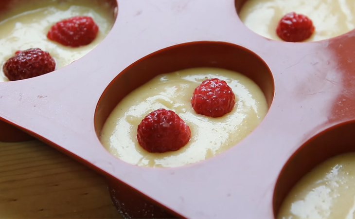 Bước 3 Đổ khuôn Bánh cupcake Raspberry Friand Pháp