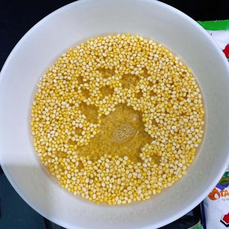 Bước 1 Sơ chế nguyên liệu Bánh da lợn đậu xanh (Công thức được chia sẻ từ người dùng)