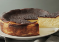 2 cách làm bánh phô mai nướng - Basque Burnt Cheese thơm ngon, dễ làm 22 cach lam banh kem pho mai chay basque burnt chee 1 760x367 1