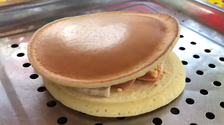 Bước 5 Kẹp bánh Bánh rán doremon nhân mặn