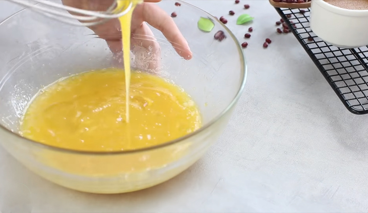 Bước 1 Đánh tan trứng và đường Bánh rán doremon nhân mặn