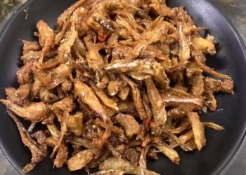 cach lam ca com chien nuoc mam gion rum man ngot cuc ua com avt 1200x676 1