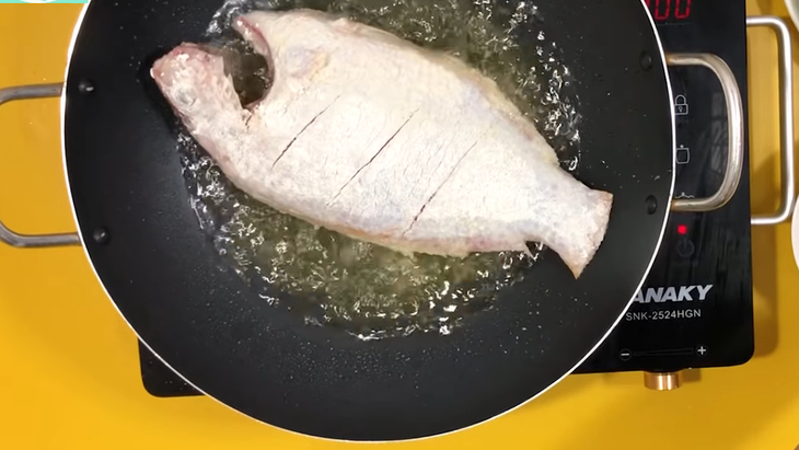 Bước 2 Chiên cá Cá diêu hồng sốt cam