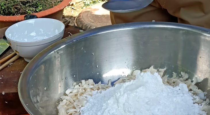 Bước 2 Trộn gia vị và xay nấm Chả chén chay