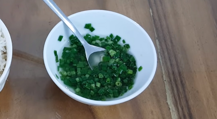 Bước 1 Làm mỡ hành Cơm cháy mỡ hành từ cơm nguội