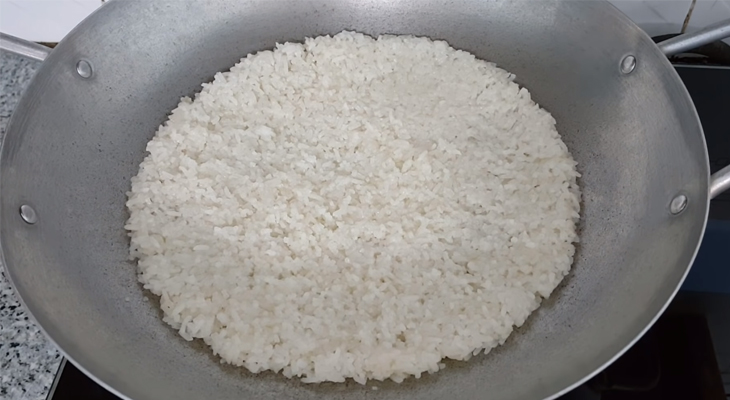Bước 2 Làm cơm cháy Cơm cháy mỡ hành từ cơm nguội