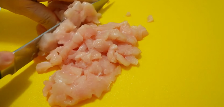Bước 1 Sơ chế gà Cơm chiên gà xé