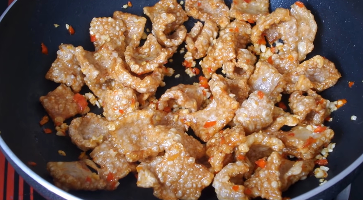 Bước 4 Chiên da heo Da heo chiên tỏi ớt