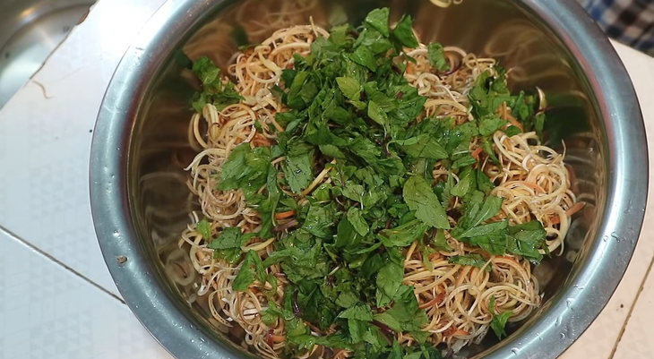 Bước 4 Trộn gỏi Gỏi bắp bò hoa chuối