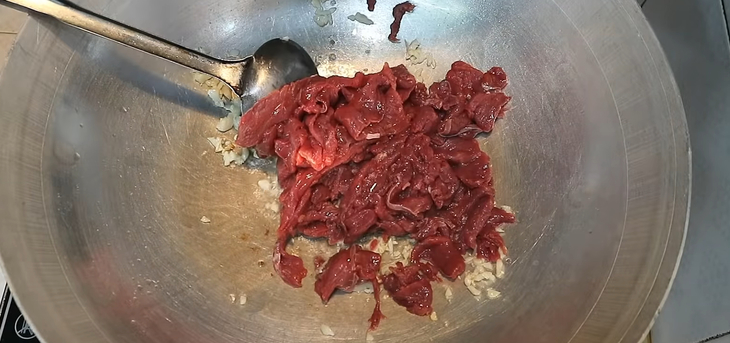 Bước 3 Xào bò Gỏi bắp bò hoa chuối