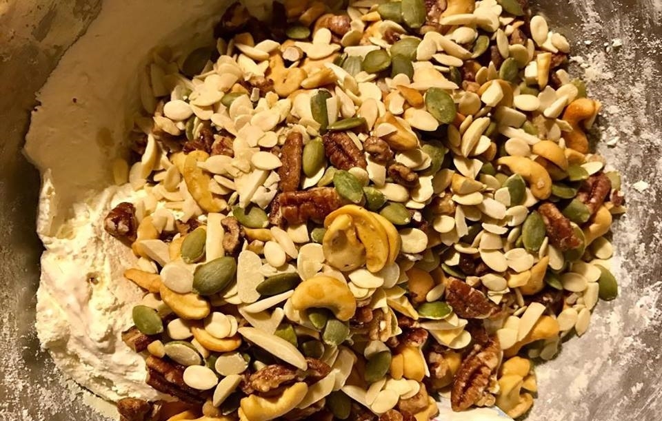 Bước 4 Trộn bột sữa và hạt  Làm kẹo Nougat từ lòng trắng trứng 
