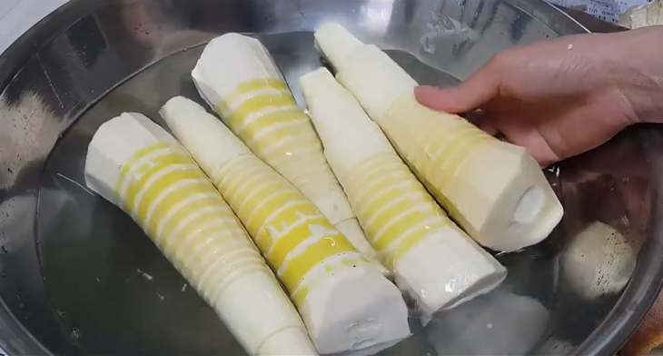 Bước 1 Sơ chế măng Măng khô