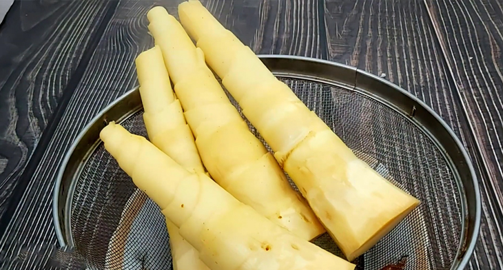 Bước 2 Luộc măng Măng khô