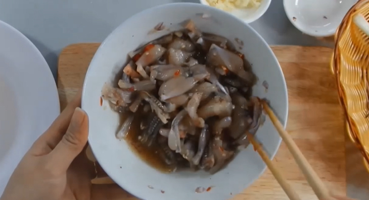 Bước 2 Ướp gia vị cho ếch Ếch kho tộ