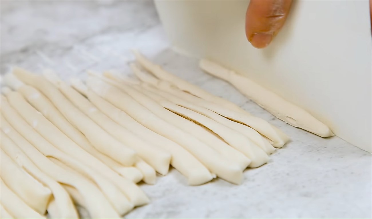 Bước 2 Cán bột làm mì Mì sầu riêng