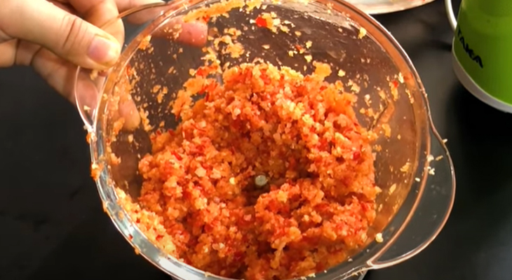 Bước 2 Xay hỗn hợp Muối ớt Tây Ninh chay