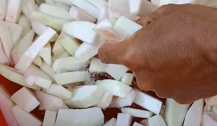 Bước 1 Sơ chế cùi bưởi Mứt cùi bưởi
