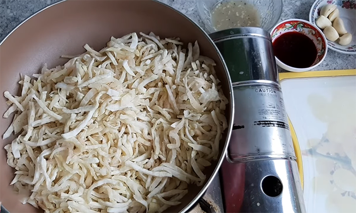 Bước 4 Trộn và sấy vỏ bưởi Nem chua chay