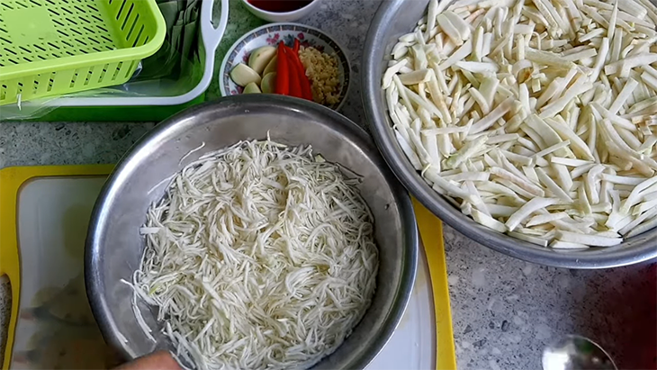 Bước 2 Ngâm vỏ bưởi Nem chua chay