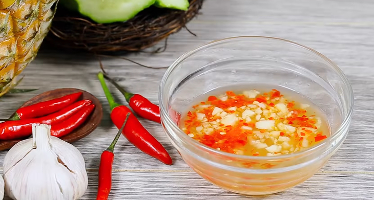Bước 2 Pha nước trộn Nộm dưa chuột, dứa