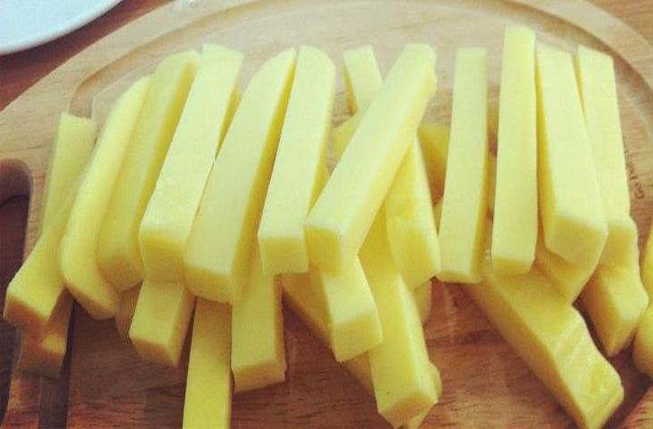 Bước 1 Cắt phô mai Mozzarella Phô mai que