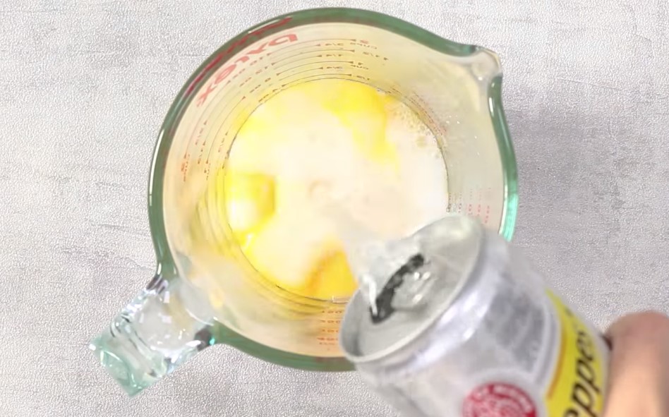 Bước 2 Cho sữa vào trứng Soda sữa hột gà