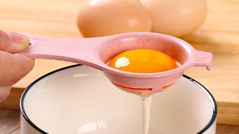Bước 1 Tách lòng đỏ trứng Bia hột gà