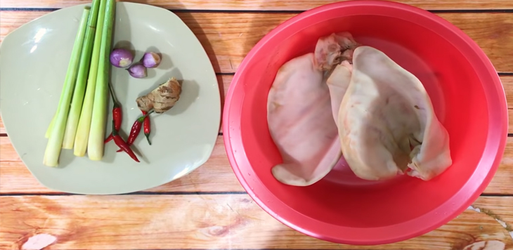 Nguyên liệu món ăn tai heo xào sả ớt