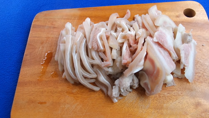 Bước 3 Luộc tai heo Tai heo xào sả ớt
