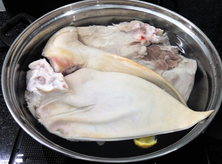 Bước 1 Sơ chế tai heo Tai heo xào sả ớt