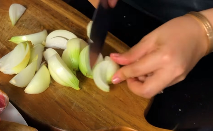 Bước 2 Sơ chế các nguyên liệu khác Thịt dê xào lăn